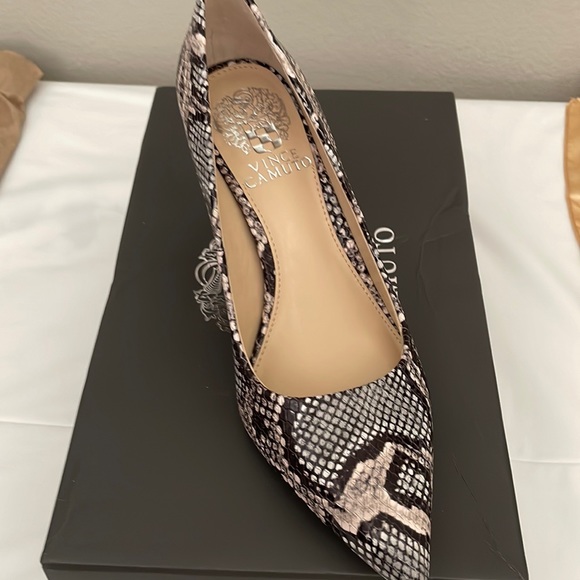 Vince Camuto - size 6 - Picture 1 of 3